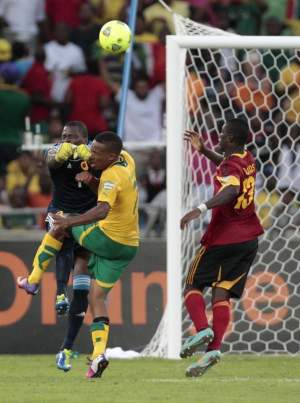 ماجورو خلال إصطدام حارس انجولا به