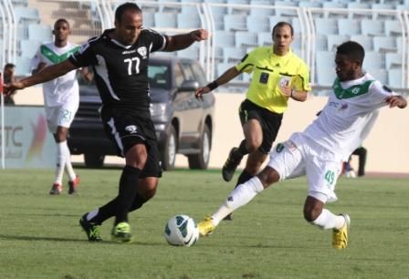 ايمن عبد العزيز في محاولة للمرور من لاعب الاهلي الشاب سلطان السوادي