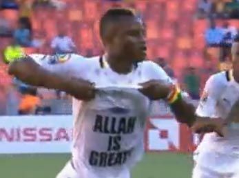 واكاساو يرفع قميصه لتظهر عبارة الله أكبر