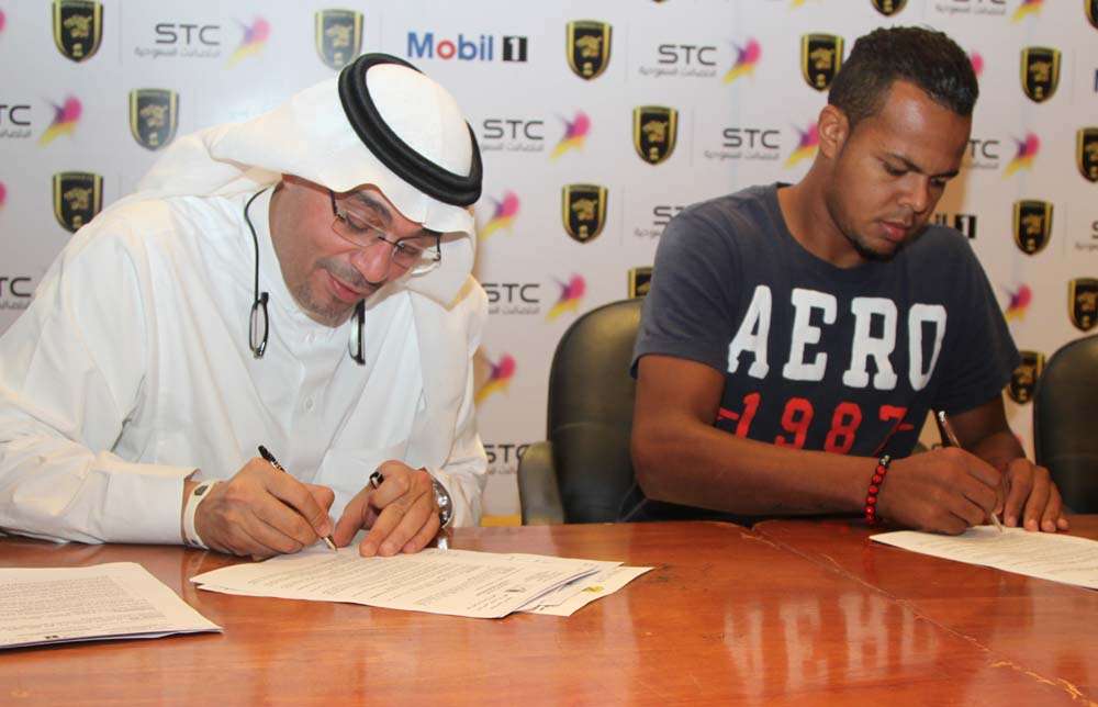 البرازيلي بيل ونائب رئيس اتحاد جدة يوقعان عقد ضم اللاعب للعميد