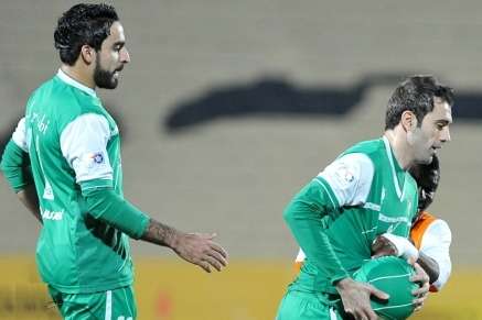 أحمد هايل وحسين الموسوي لاعبا العربي تألقا امام كاظمة في اللقاء السابق