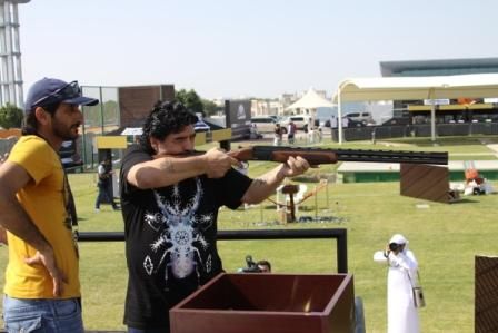 مارادونا يصوب والشيخ أحمد بن حشر يراقب