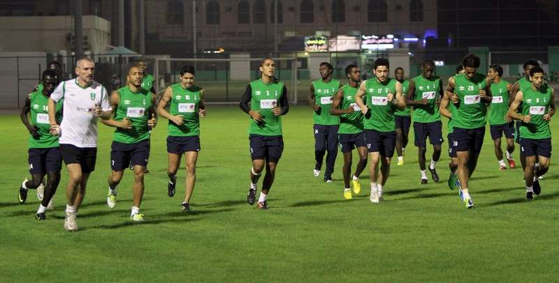 لاعبو الأهلي في مرانهم الأخير اليوم السبت في ختام تحضيراتهم لمباراة الفتح الأحد
