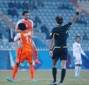 يوسف ناصر يحمل صلاح عاشور احتفالا بهدفه في الكويت