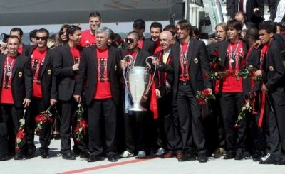 لاعبوا و إداريوا الميلان بعد نزولهم من الطائرة 