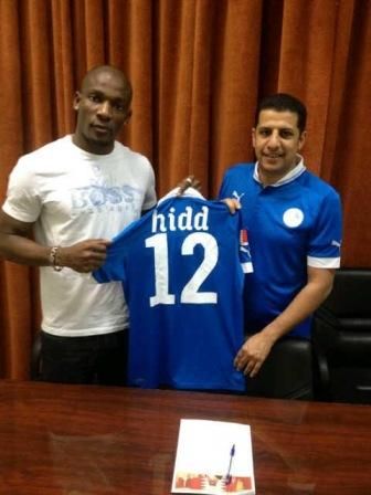 جيسي جون يحمل قميص نادي الحد بعد توقيع العقد اليوم