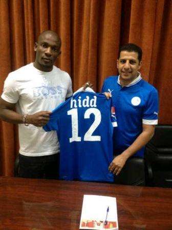 جيسي جون يحمل قميص نادي الحد بعد توقيع العقد اليوم