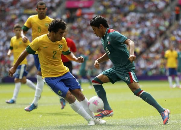 اكوينو مع منتخب بلاده في مواجهة البرازيل