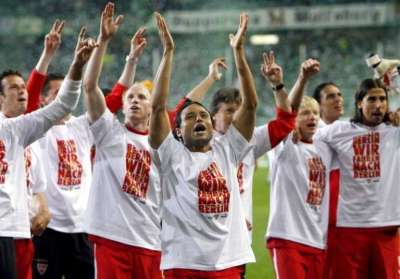 لاعبي فريق شتوتجارت بعد تأهلهم على حساب فولفسبورغ