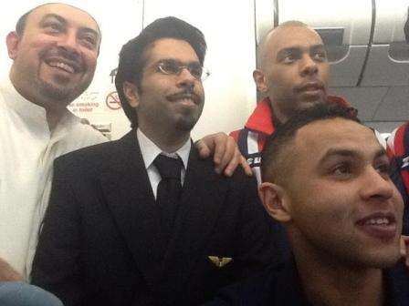 الشيخ طلال الفهد وطلال نايف وجراح العتيقي مع مساعد الكابتن في الطائرة اثناء الرحلة الى بانكوك