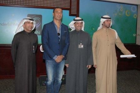 خوليت اثناء زيارته الى الكويت