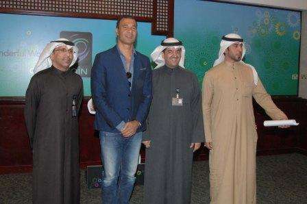 خوليت اثناء زيارته الى الكويت