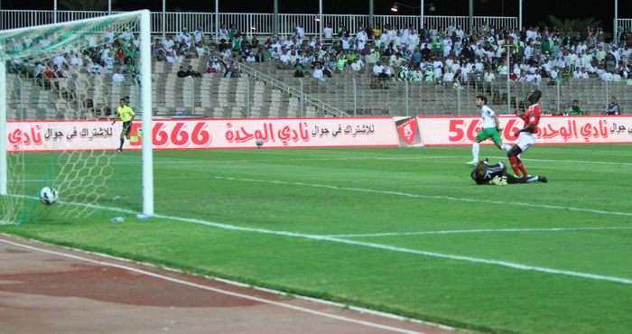 كرة بصاص تستقر في شباك الوحدة بينما الحارس عساف القرني ملقى على الأرض بعد محاولة فاشلة لمنع الهدف الأهلاوي