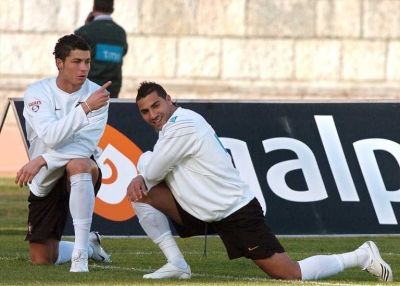 كـواريـزمـا وإلي جانبه كريستيانـو رونالـدو أثنـاء أحد تدريـبـات المنتخـب البرتغـالـي