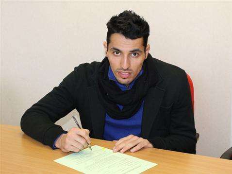 خالد الرشيدي أثناء توقيعه العقد مع نوتنغهام أمس الأول الأربعاء