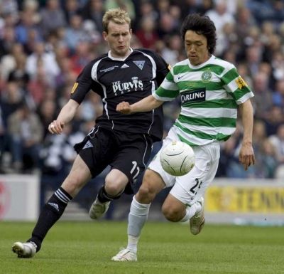 ناكامورا يحاول تخطي دفاع المنافس