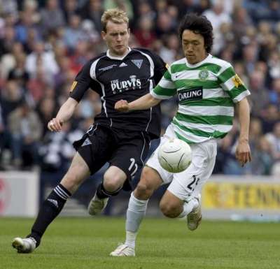 ناكامورا يحاول تخطي دفاع المنافس