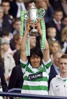 الياباني ناكامورا يرفع الكأس