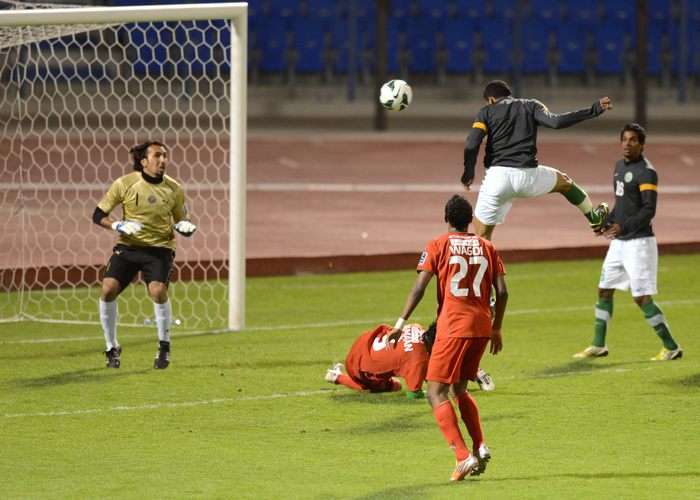 نايف هزازي يصعد عاليا ويوجه كرة رأسية إلى مرمى الاتفاق