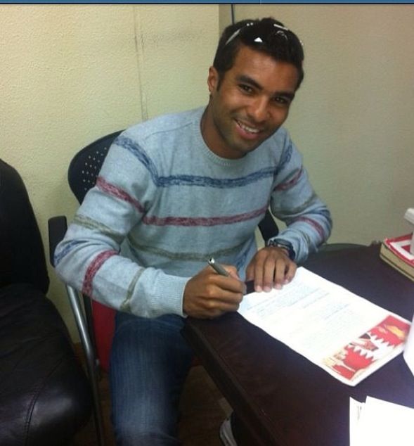 روني لحظة توقيعه على عقد الانضمام الى المحرق الاسبوع الماضي