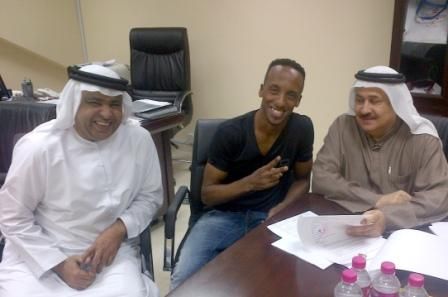 فيصل خليل يتوسط عمار الدوخي ومحمد الحساني عقب التوقيع