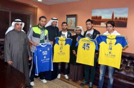 لاعبو الساحل وأعضاء مجلس الإدارة خلال المؤتمر الصحفي