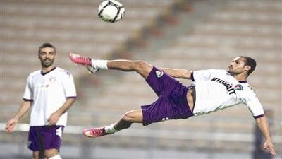 بدر المطوع أثناء مشاركته في تدريب الازرق اليوم ويبدو حسين فاضل