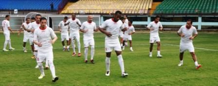 صورة جماعية للاعبين خلال التمرينات 