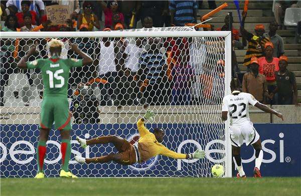 مبارك واكاسو يحرز هدف غانا من ركلة جزاء. 