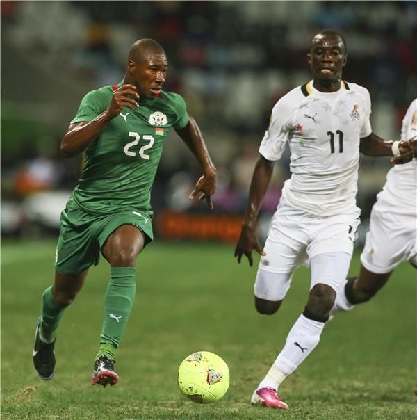 المهاجم البوركيني المشاغب ناكولما يشن هجمه على مرمى غانا