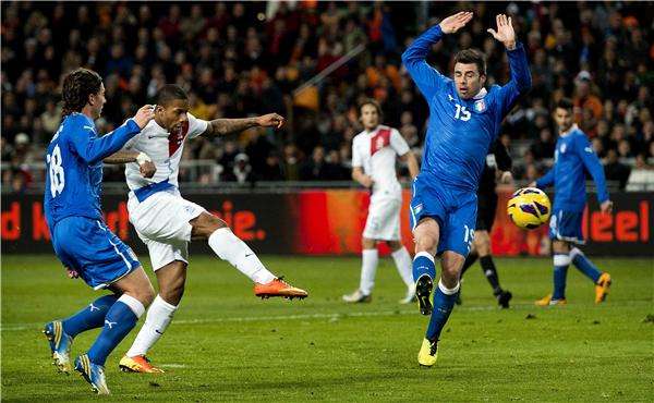 لينز يسدد الكرة مسجلا هدف هولندا