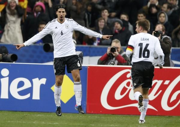 2013-02-06t214911z_1685652540_lr1e9261olpl7_rtrmadp_3_soccer-friendly_reuters
