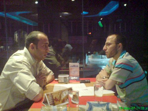 كاتب المقال برفقة الكابتن معن أثناء الحوار