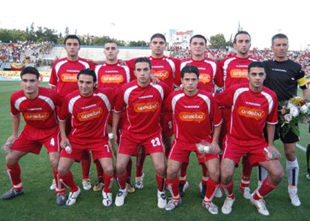 الكابتن معن الثاني من اليمين وقوفا مع فريق نادي الاتحاد في نهائي كأس الجمهورية 2006