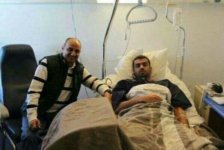 خالد خلف ووالده مدرب العربي احمد خلف عقب اجراء الجراحة في باريس