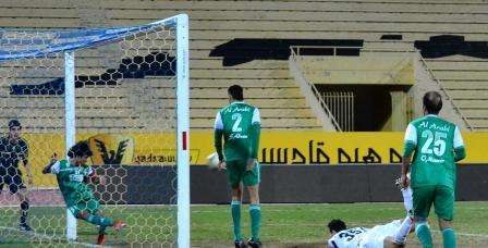 علي مقصيد مدافع العربي يتصدى لكرة من على خط المرمى في لقاء سابق 