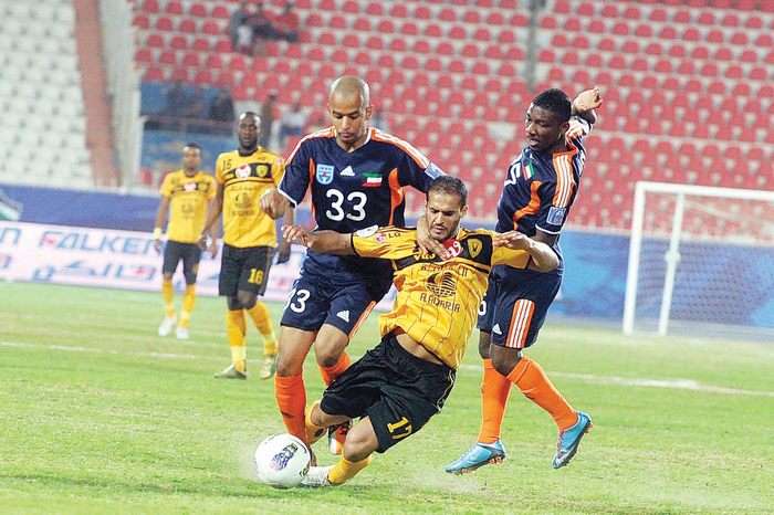 بدر المطوع مهاجم القادسية يتعرض للاعاقة في لقاء سابق امام كاظمة