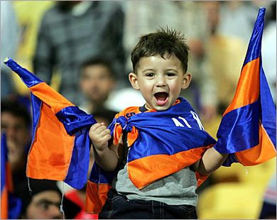 حتى الاطفال يهيمون عشقا بنادي الكرامة