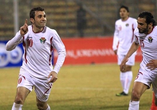 هايل فرحا بعد تسجيله هدفا للأردن بمرمى سنغافورة
