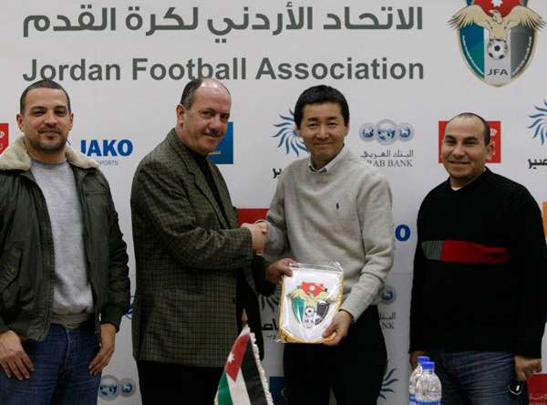 حسونة يسلم الياباني هيديكي شعار الإتحاد الأردني