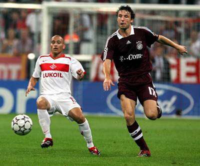 الأرجنتيني كليمنت رودريجز  صاحب القميص الابيض