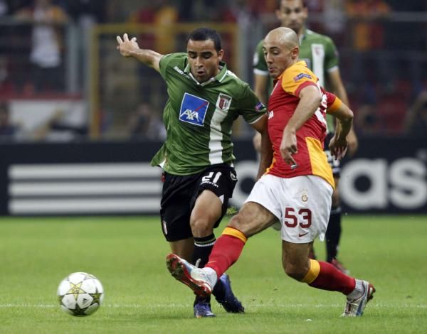 ايسمايلي بقميص براجا "إلى اليسار"