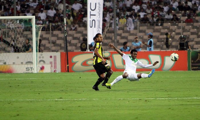 كامل الموسى يبعد الكرة قبل أن تصل للبرازيلي بيل محترف الاتحاد