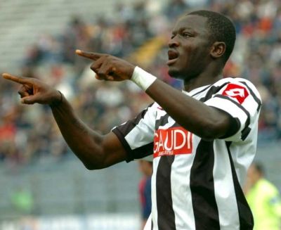 مـونـتاري يحـتـفـل بـتـسـجـيـله هـدف أوديـنـيـزي في مرمى كاليـاري في 6 مايـو الماضي