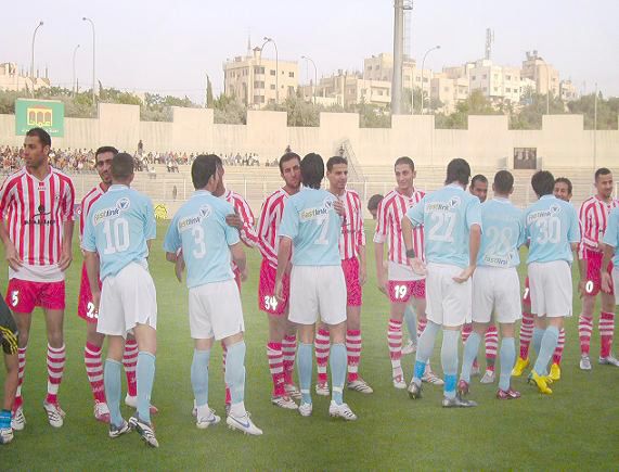 تصافح لاعبين الفريق وبعدســـــــــة كوورة