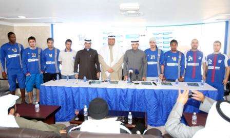 لاعبو التضامن الجدد مع اعضاء مجلس الادارة ويبدو محمد طلعت واحمد الميرغني