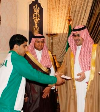 الامير نواف بن فيصل يكرم لاعبي منتخب رفع الأثقال