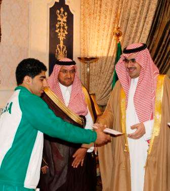 الامير نواف بن فيصل يكرم لاعبي منتخب رفع الأثقال