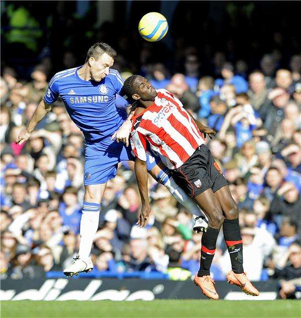 جون تيري في صراع هوائي مع لاعب برينتفورد