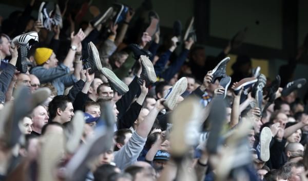 جماهير ليدز تخرج عن المألوف